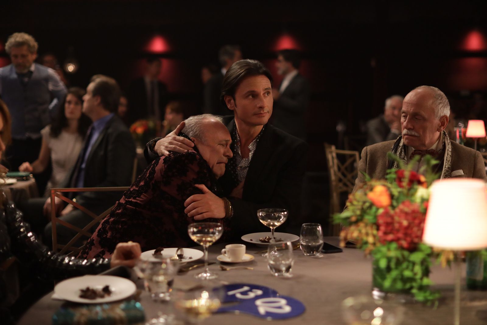 Emily in Paris: Emily in Paris : Bild Charles Martins - 51 von 82 ...