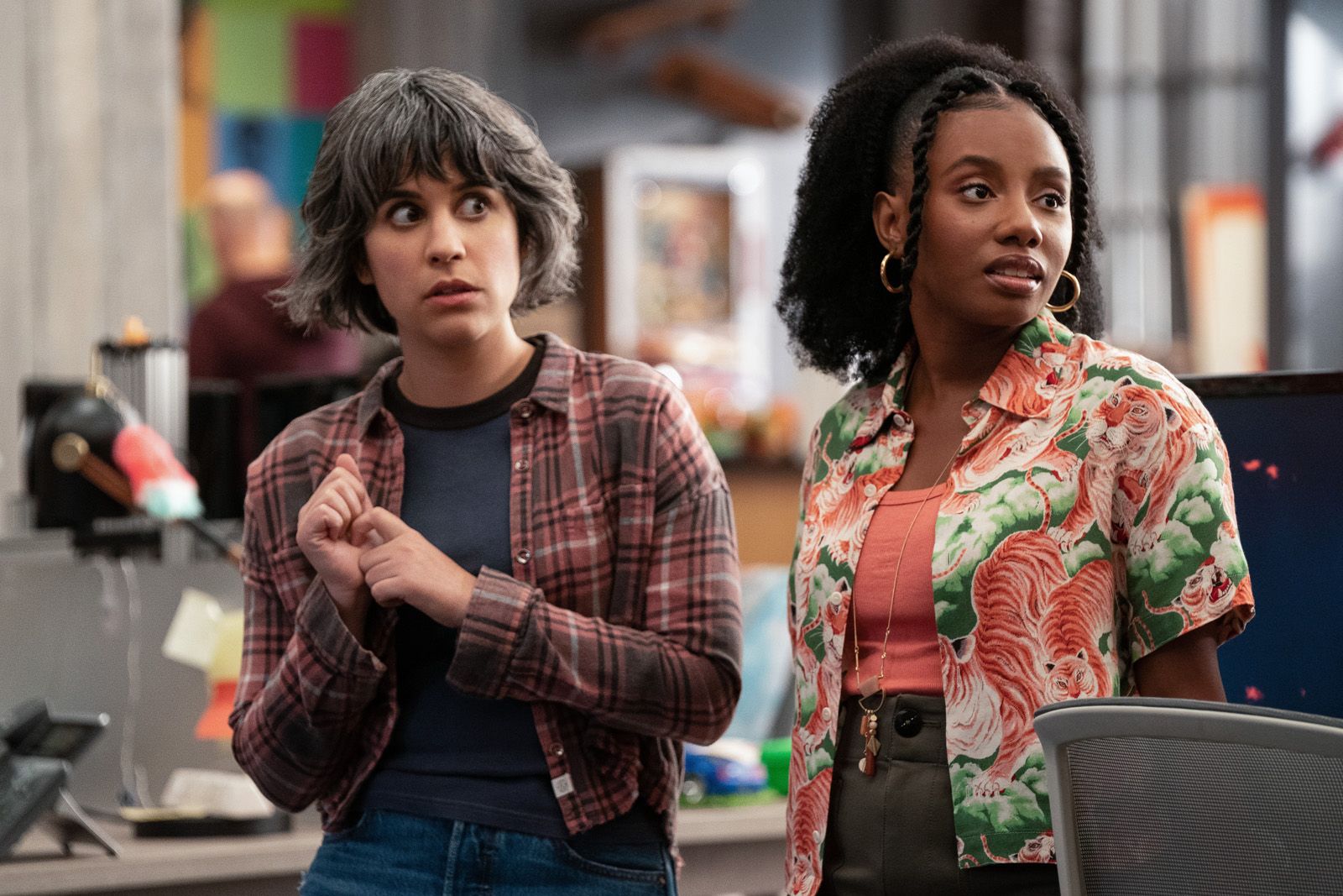 Mythic Quest: Mythic Quest : Bild Ashly Burch, Imani Hakim - 10 von 55