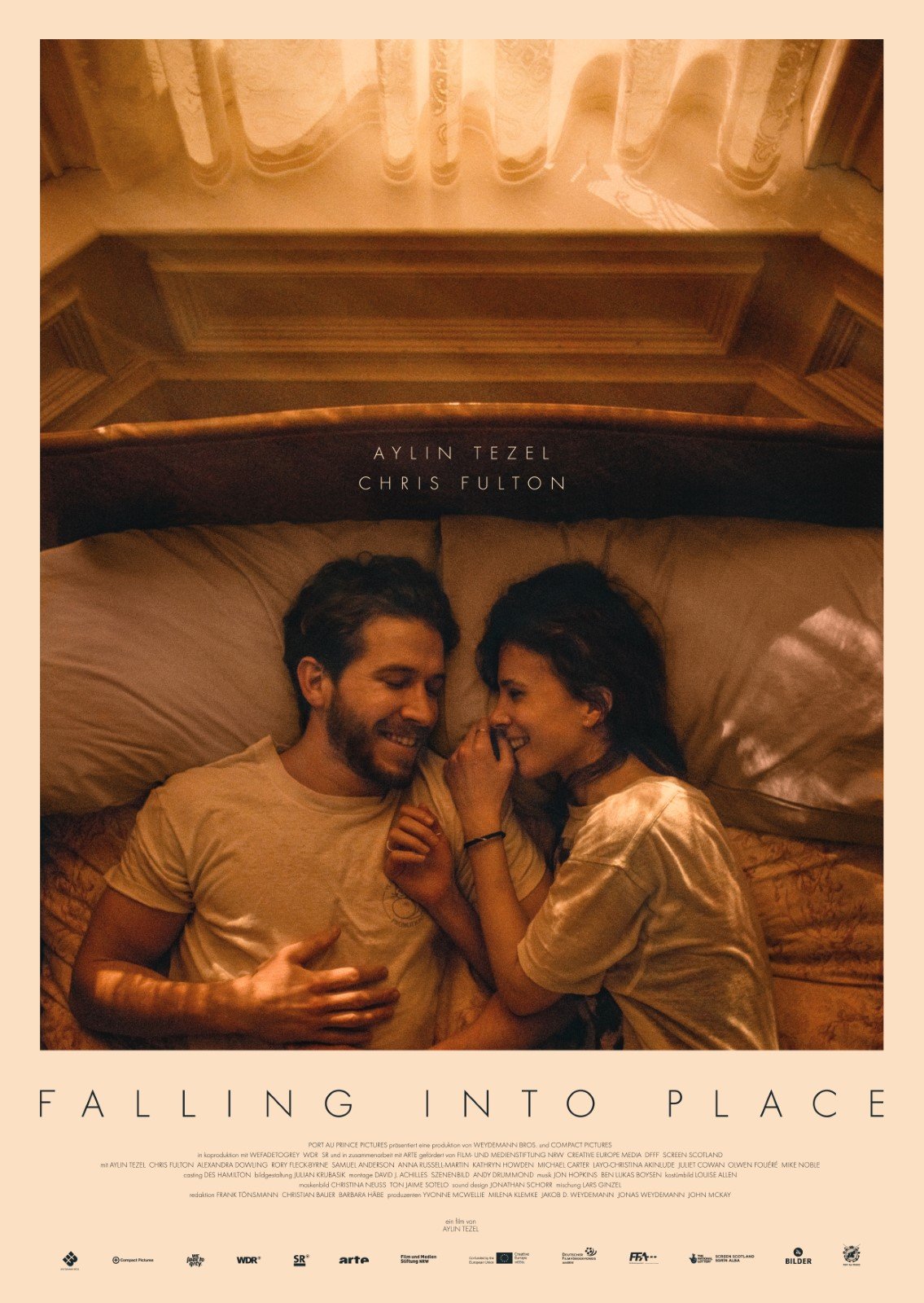 Falling Into Place - Film 2023 - FILMSTARTS.de