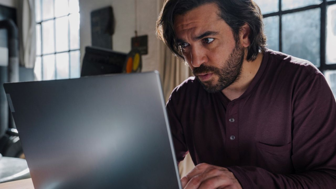 Juan Romero (Elyas M’Barek) setzt zur Ehrenrettung des Journalismus alles auf eine Karte – selbst wenn ihn das seine gesamte Karriere kosten kann.