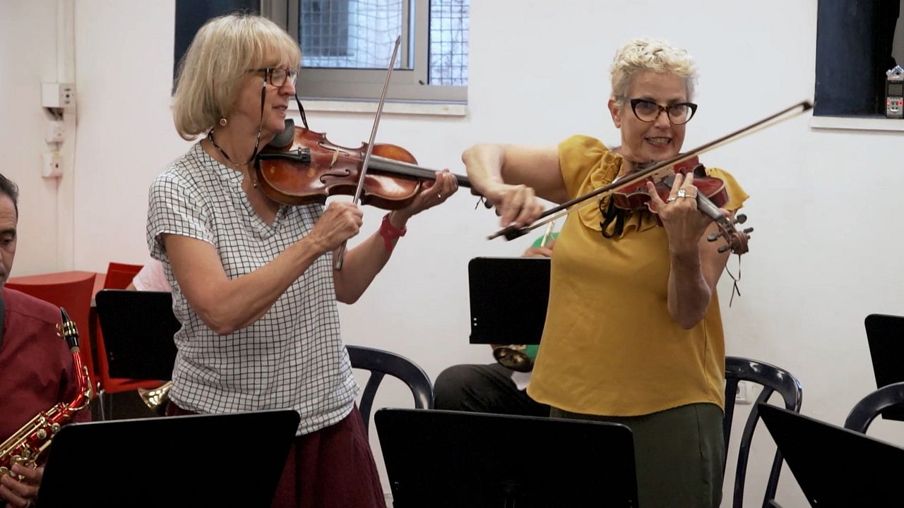 Das Orchester – That Orchestra With The Broken Instruments : Bild