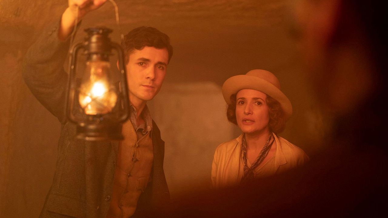 Agatha und der Fluch von Ischtar : Bild Jonah Hauer-King, Lyndsey Marshal