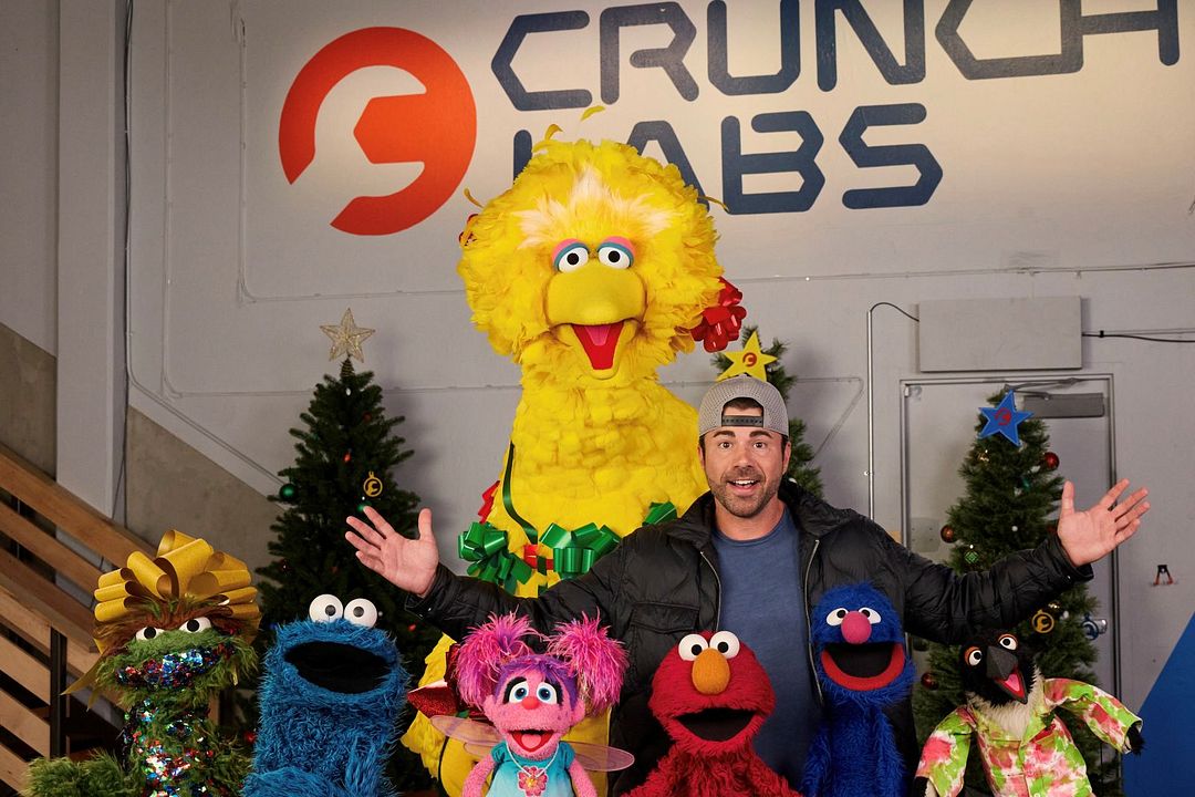 Frohe Schenknacht mit Elmo und Mark Rober : Bild Mark Rober