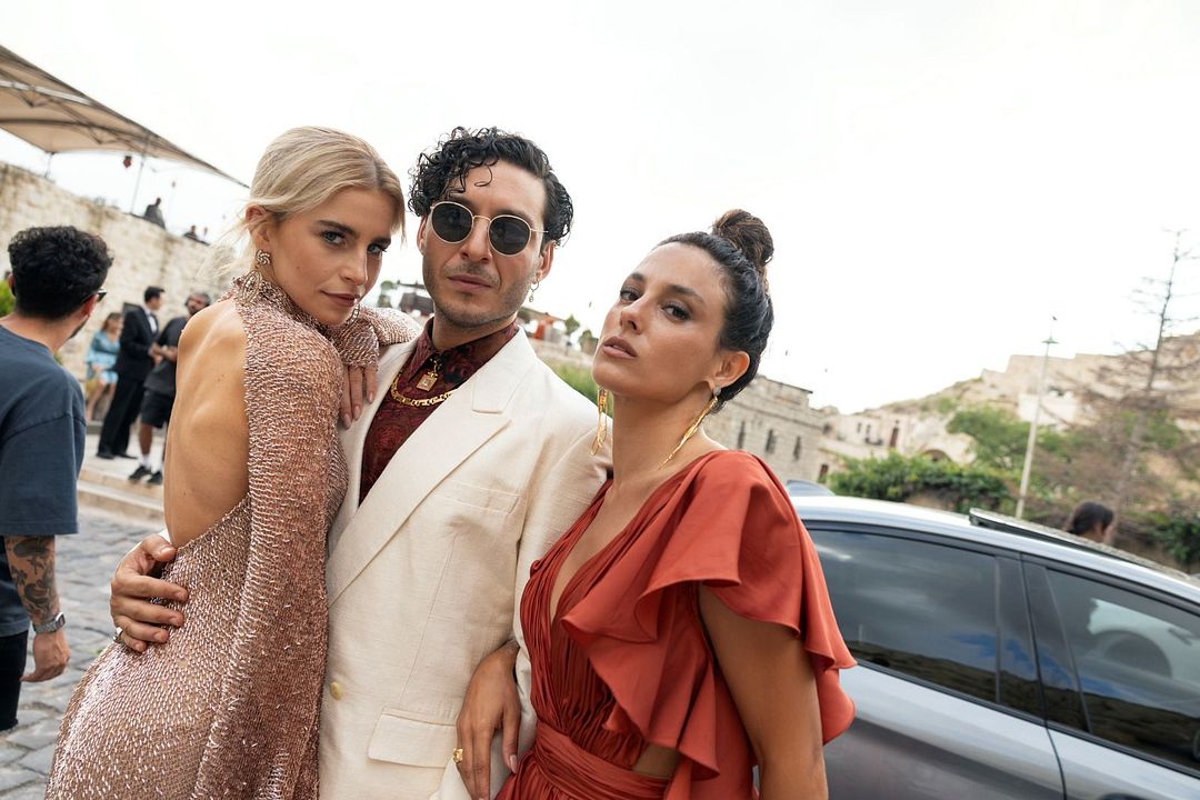 She Said Maybe : Bild Caroline Daur, Cansu Tosun, Mehmet Ateşçi