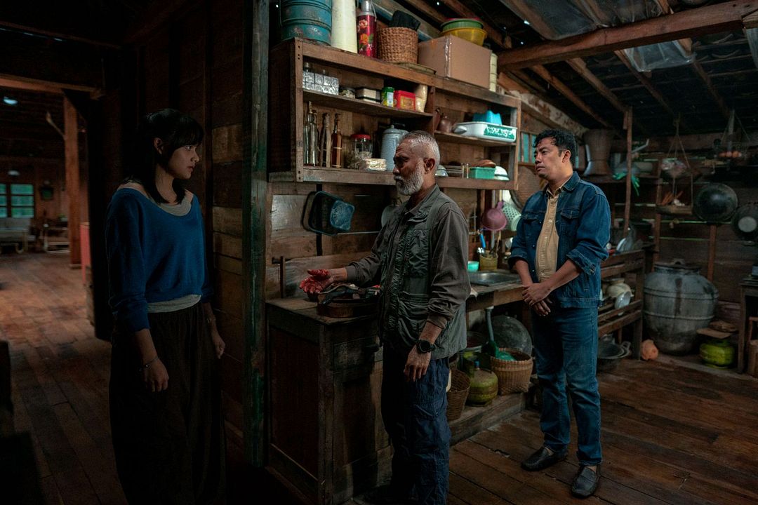 Never Surrender : Bild Callista Arum, Dennis Adhiswara, Lukman Sardi