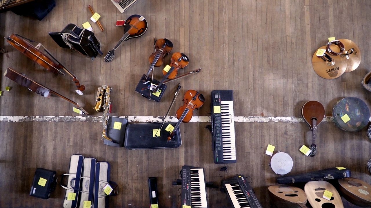 Das Orchester – That Orchestra With The Broken Instruments : Bild