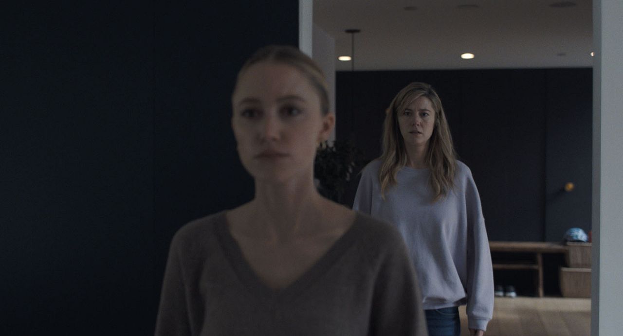 Die Hand an der Wiege : Bild Maika Monroe, Mary Elizabeth Winstead