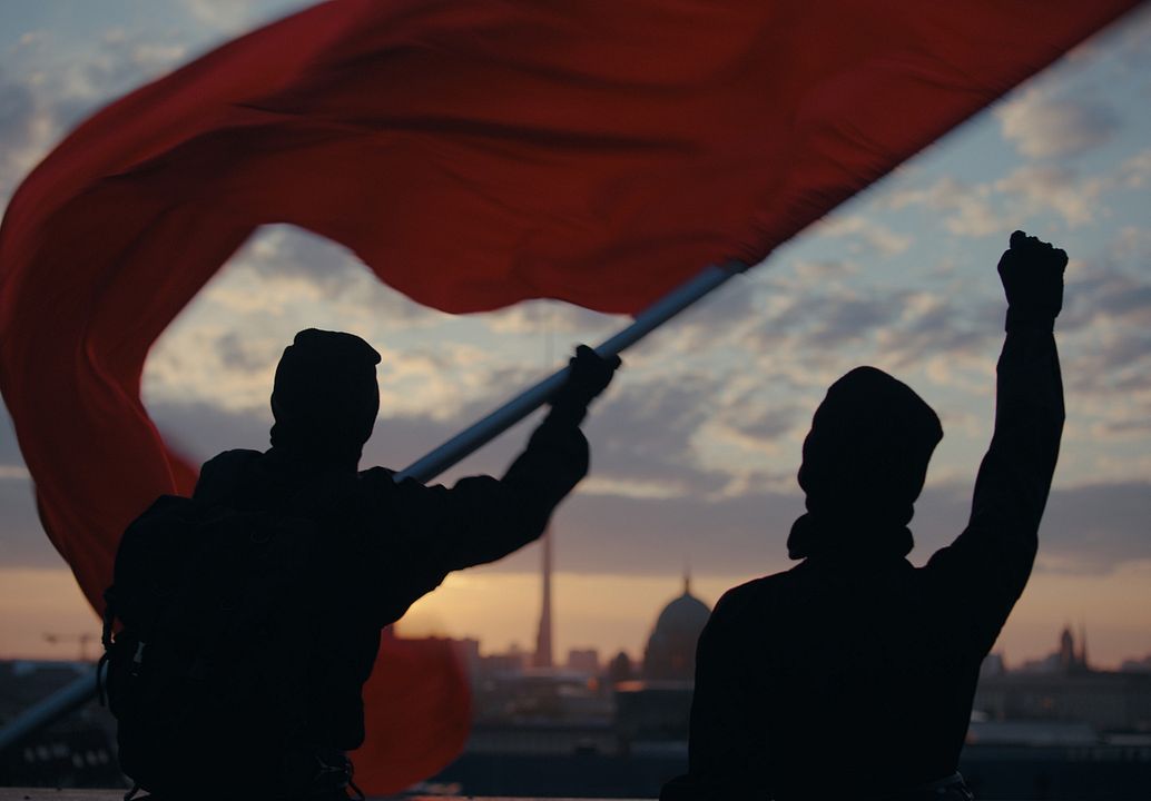 Rote Sterne überm Feld : Bild