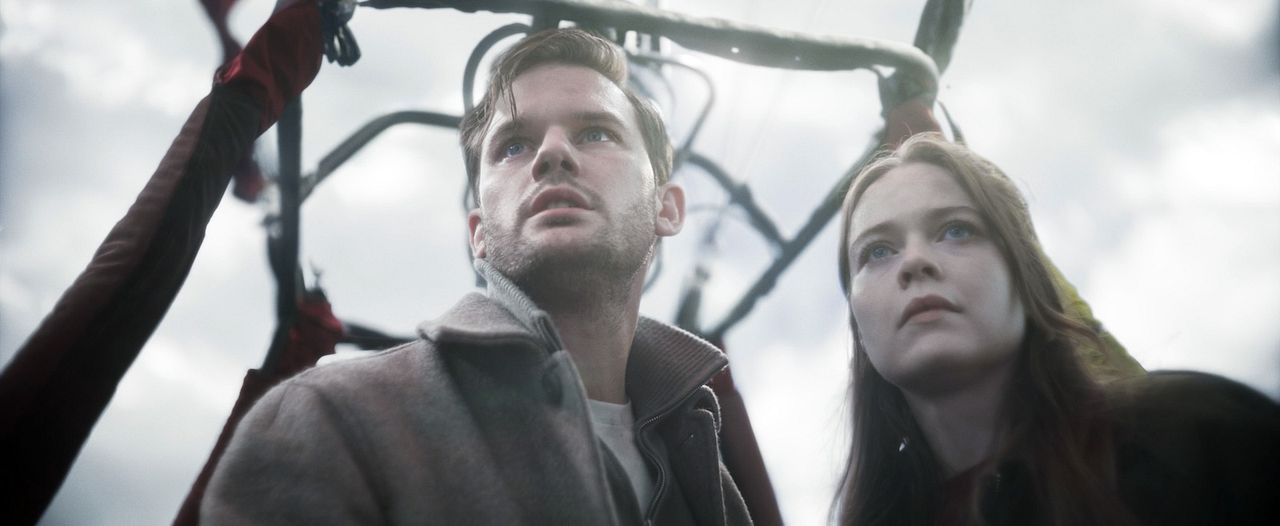 Turbulence : Bild Jeremy Irvine, Hera Hilmar