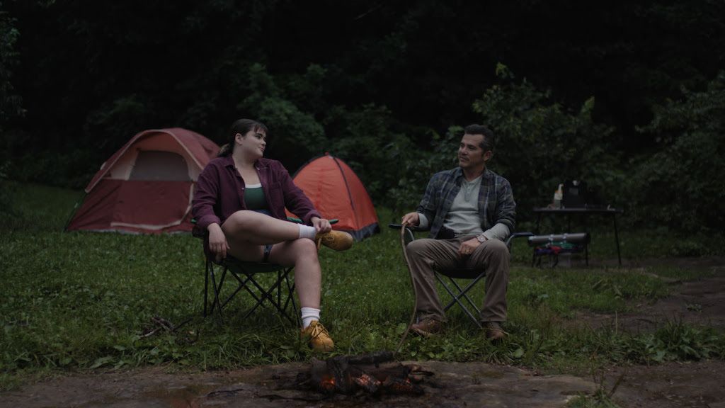 Bob Trevino Likes It : Bild John Leguizamo, Barbie Ferreira