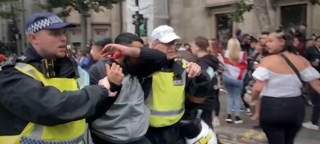 Das Euro-Finale: Angriff auf Wembley : Bild