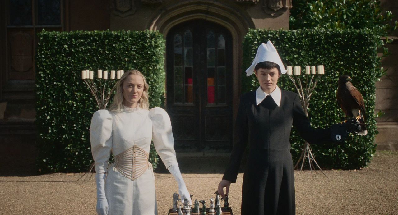 100 Nights Of Hero : Bild Emma Corrin, Maika Monroe