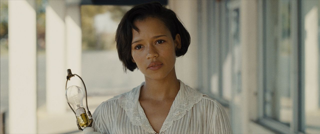 Mother, Couch : Bild Taylor Russell