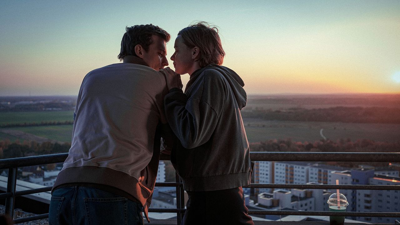 22 Bahnen : Bild Jannis Niewöhner, Luna Wedler