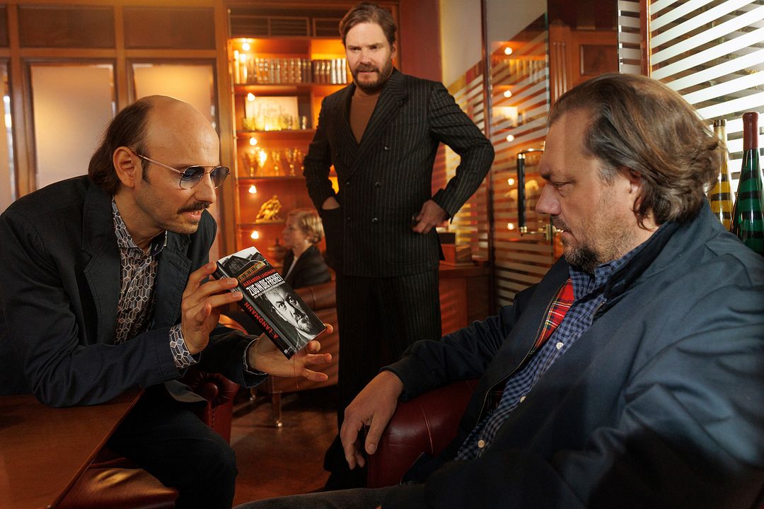 Der Held vom Bahnhof Friedrichstraße : Bild Charly Hübner, Daniel Brühl, Leon Ullrich