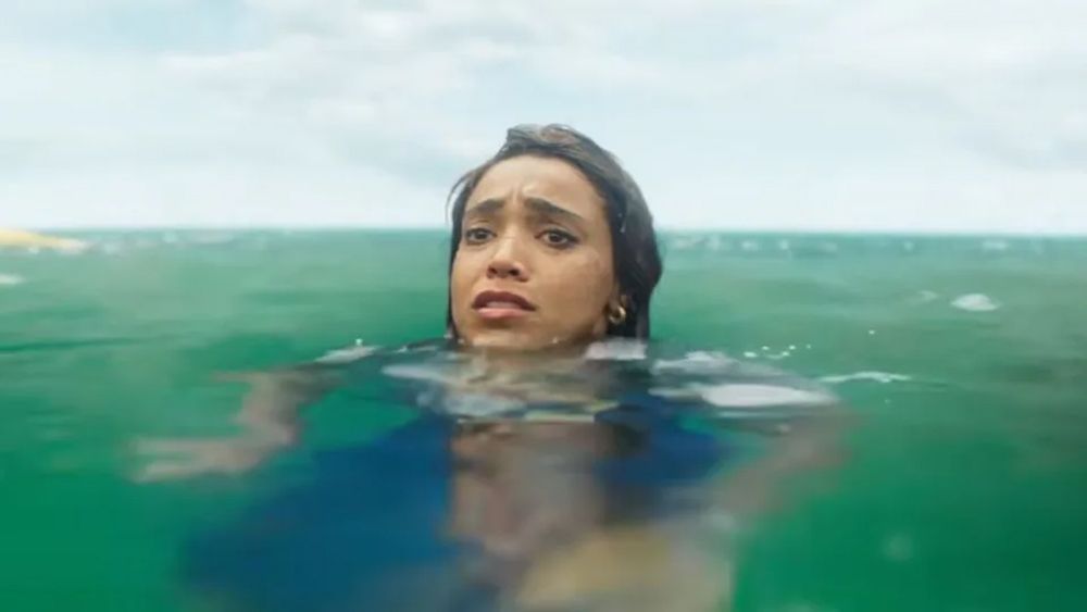 Deep Water: Umringt von Haien : Bild