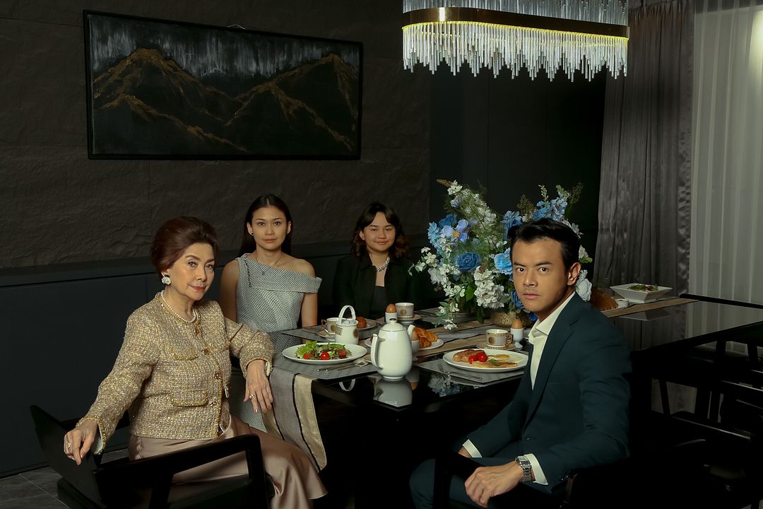 A Normal Woman : Bild Dion Wiyoko, Widyawati , Mima Shafa, Marissa Anita