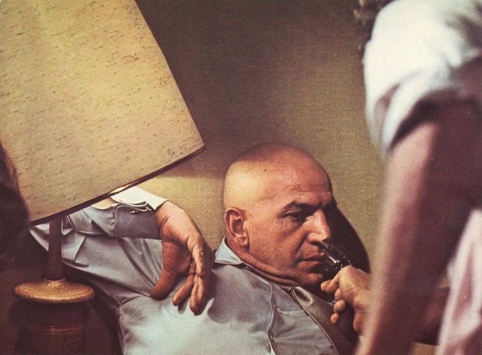 Ein Mann greift zur Waffe : Bild Telly Savalas