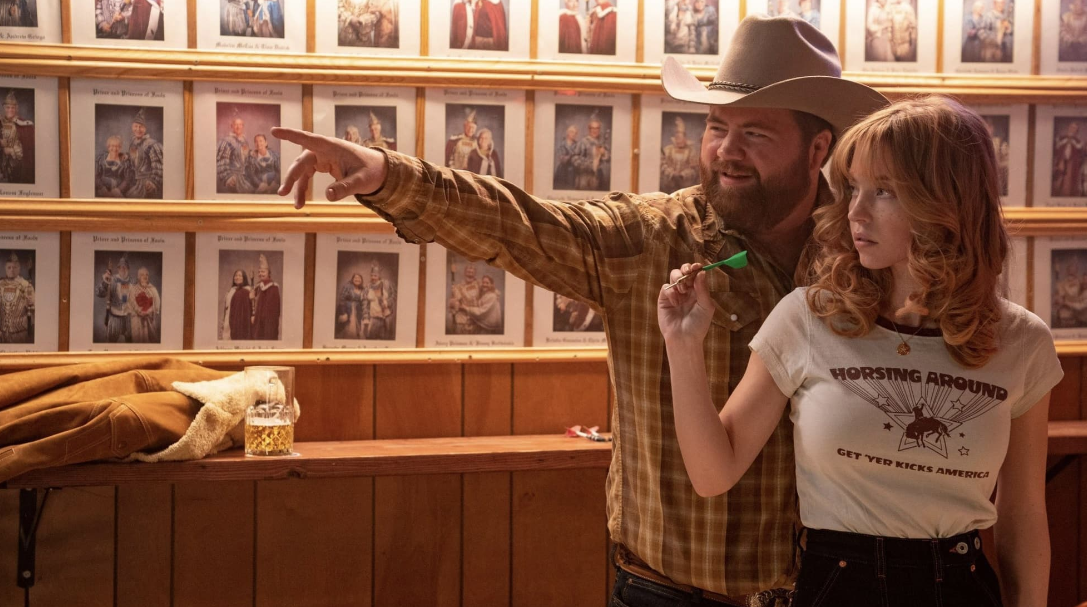 Americana : Bild Paul Walter Hauser, Sydney Sweeney