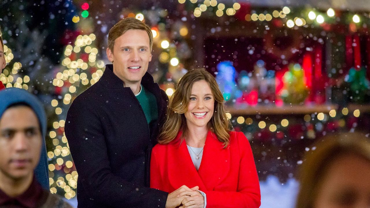 Weihnachtszauber in Evergreen : Bild Ashley Williams, Teddy Sears