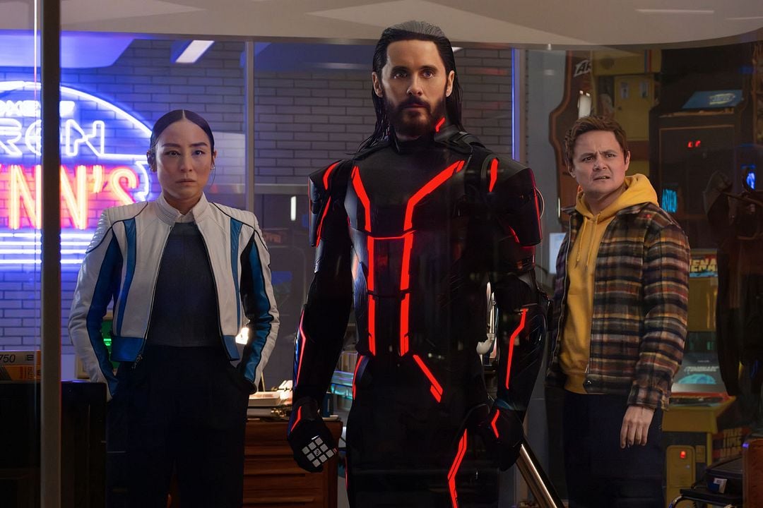 Tron: Ares : Bild Arturo Castro (XII), Jared Leto, Greta Lee