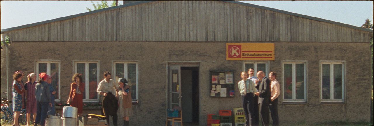 Rote Sterne überm Feld : Bild