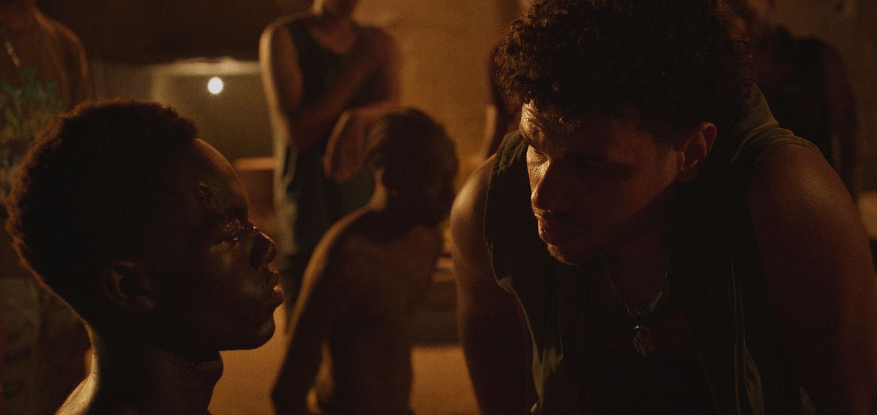 Aisha Can't Fly Away : Bild