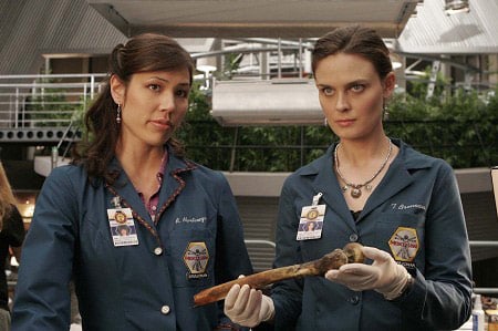 Bild Emily Deschanel, Michaela Conlin