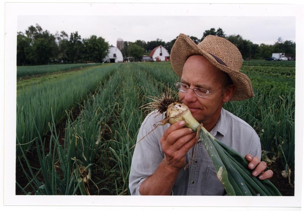 Mit Mistgabel und Federboa - Farmer John : Bild