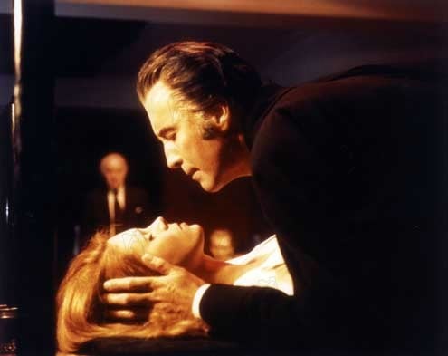 Dracula braucht frisches Blut : Bild Alan Gibson, Joanna Lumley