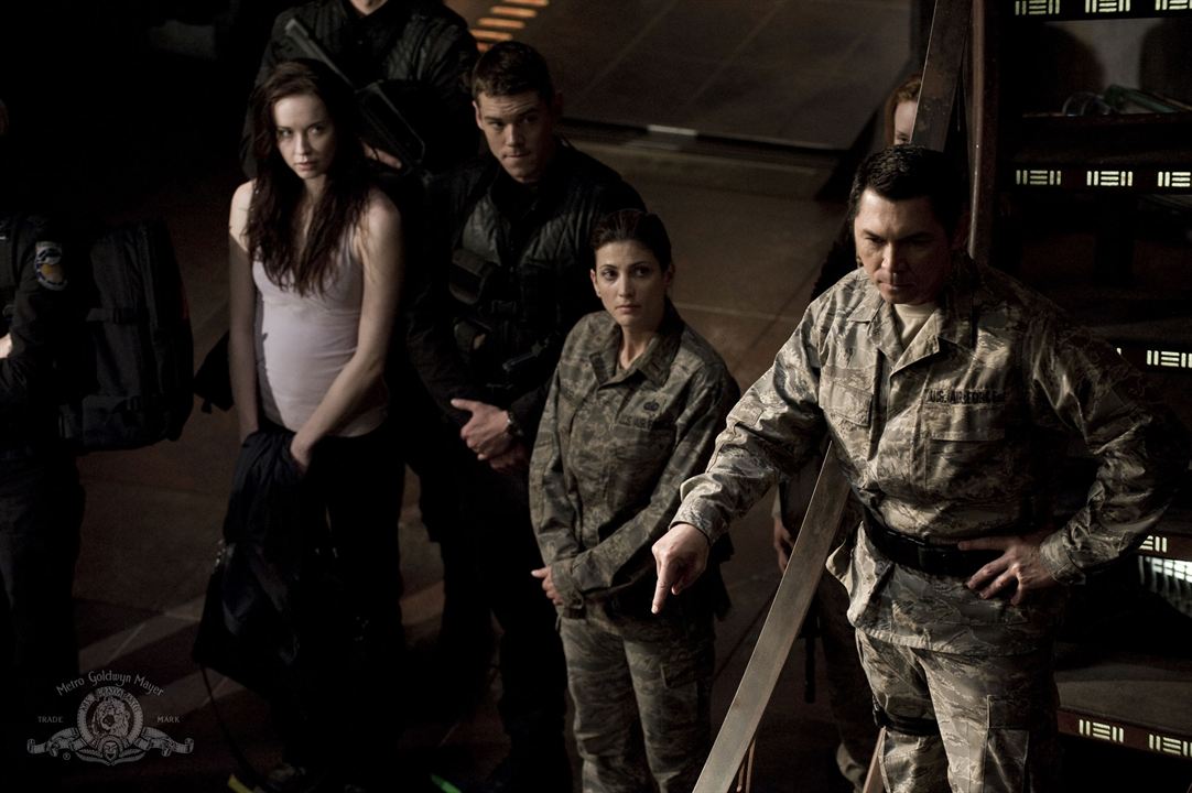 Stargate Universe : Bild Lou Diamond Phillips, Elyse Levesque, Brian J. Smith (II), Julia Benson