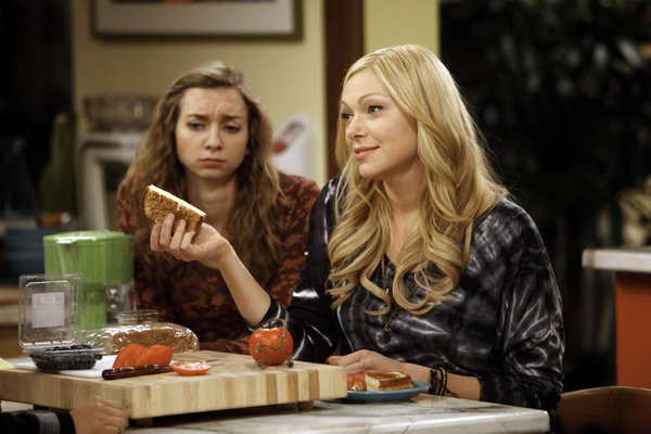 Are You There, Chelsea? : Bild Lauren Lapkus, Laura Prepon