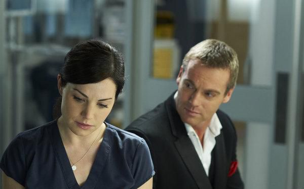 Saving Hope : Bild Michael Shanks (I), Erica Durance