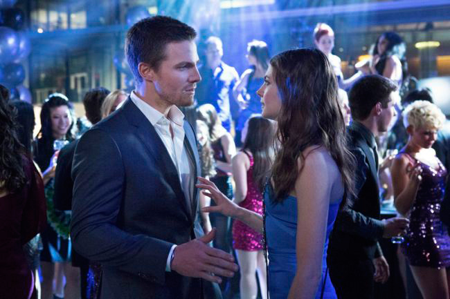 Arrow : Bild Willa Holland, Stephen Amell