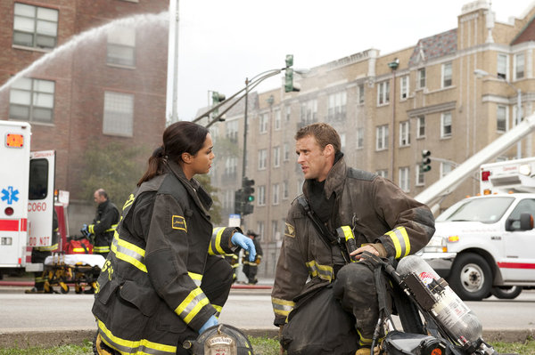 Chicago Fire : Bild Monica Raymund, Jesse Spencer