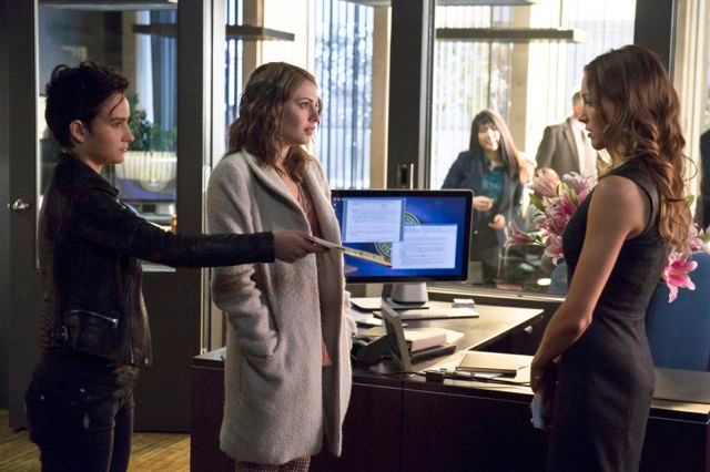 Arrow : Bild Katie Cassidy, Bex Taylor-Klaus, Willa Holland