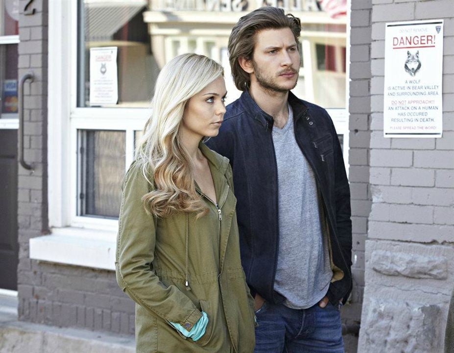 Bitten : Bild Laura Vandervoort, Greyston Holt