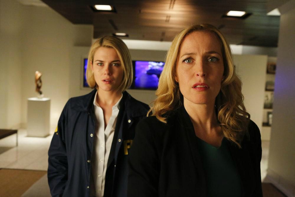 Crisis : Bild Rachael Taylor, Gillian Anderson