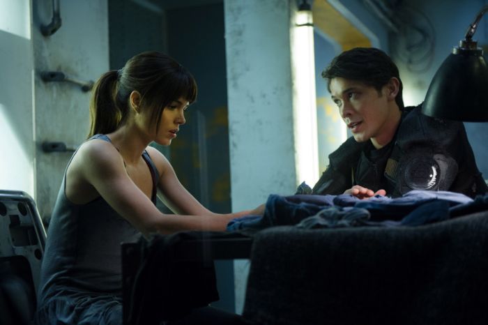 The 100 : Bild Marie Avgeropoulos, Bob Morley