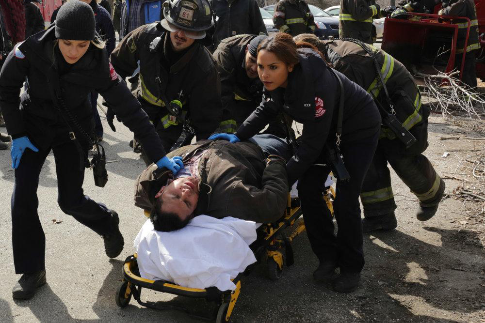 Chicago Fire : Bild Joe Minoso, Lauren German, Yuri Sardarov, Monica Raymund