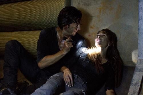 The 100 : Bild Henry Ian Cusick, Paige Turco