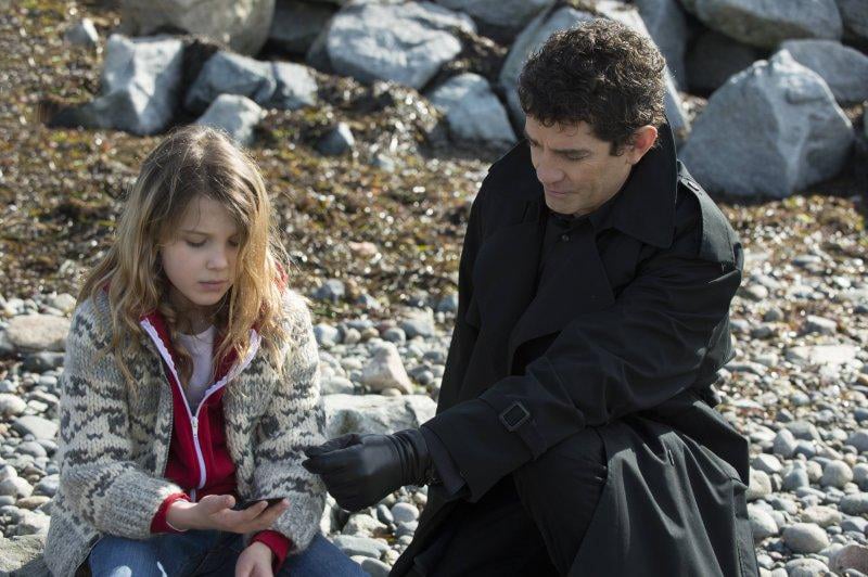 Intruders : Bild James Frain, Millie Bobby Brown