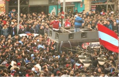 Yağmur: Kıyamet Çiçeği : Bild