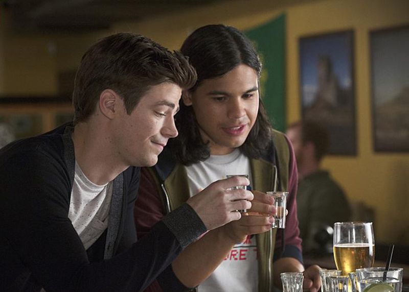 The Flash : Bild Carlos Valdes, Grant Gustin