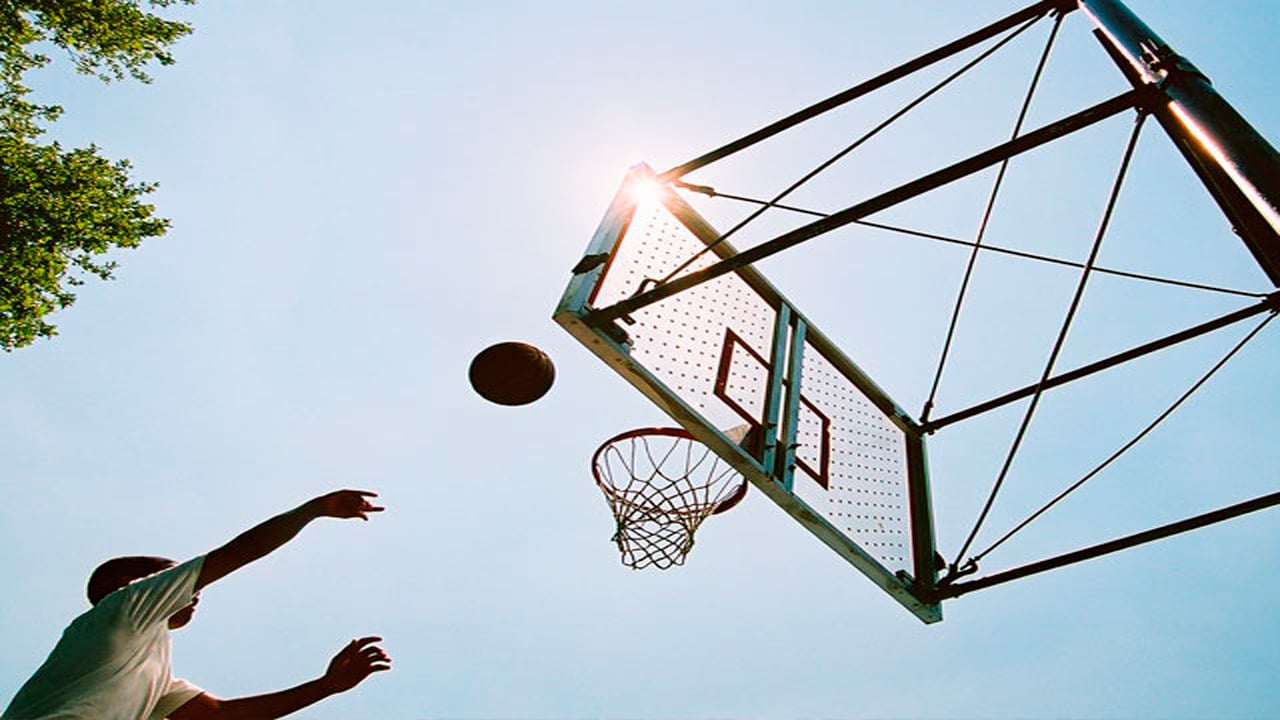 Doin' It in the Park: Pick-Up Basketball, NYC : Bild