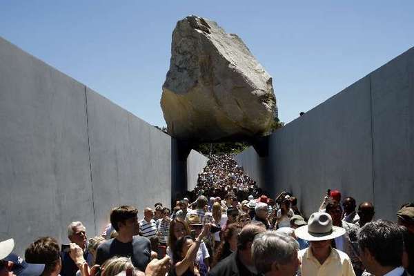 Levitated Mass : Bild