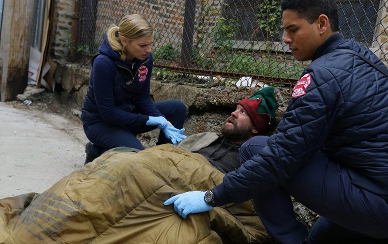 Chicago Fire : Bild Charlie Barnett, Kara Killmer