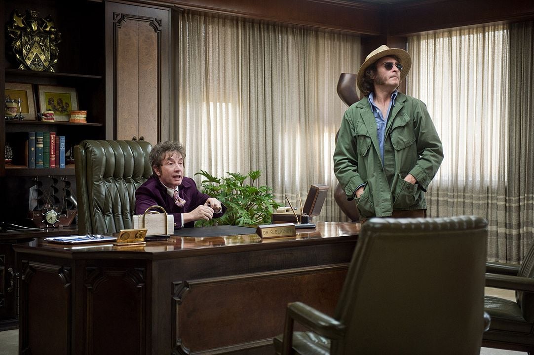 Inherent Vice - Natürliche Mängel : Bild Martin Short, Joaquin Phoenix