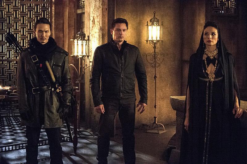 Arrow : Bild John Barrowman, Francoise Yip, Karl Yune