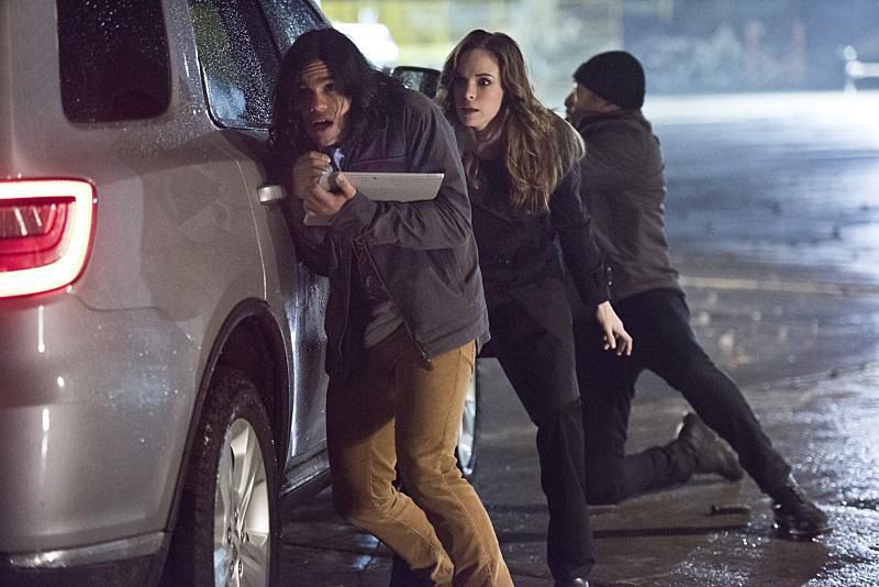 The Flash : Bild Danielle Panabaker, Carlos Valdes